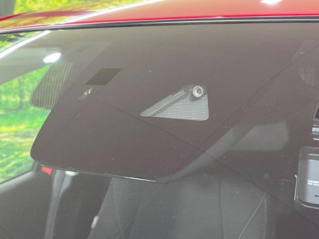 【スマートブレーキサポート】走行中に前方の車両等を認識し、衝突しそうな時は警報とブレーキで衝突回避と被害軽減をアシスト。より安全にドライブをお楽しみいただけます。