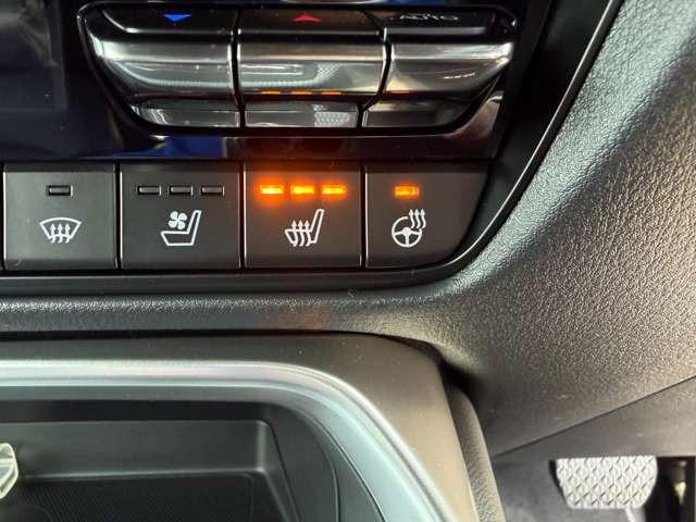 冬にうれしいシートヒーター!お尻がぽかぽか!エアコンが暖かくなる前に乗り込むことが多いドライバーの身体を素早く暖めてくれます!嬉しい装備ですね!