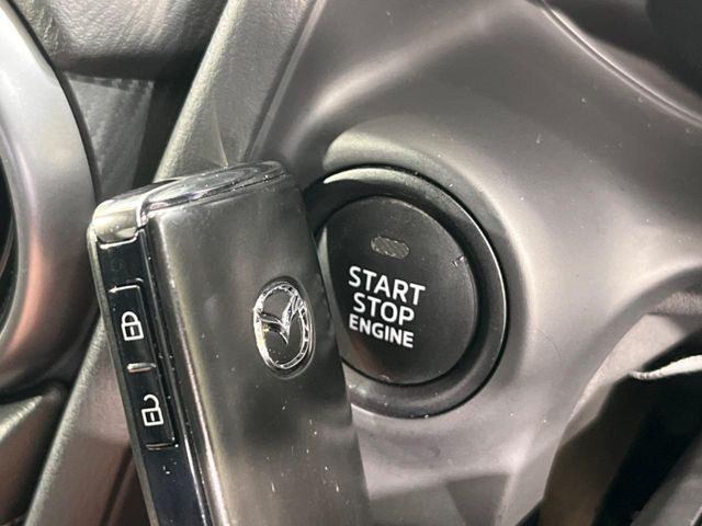 【アドバンストキー】カバンやポケットに入れたままでもドアの施錠・解錠が可能なスマートキーを装備。エンジンのオン・オフ時もカギを取り出す必要が無いからとっても便利です♪