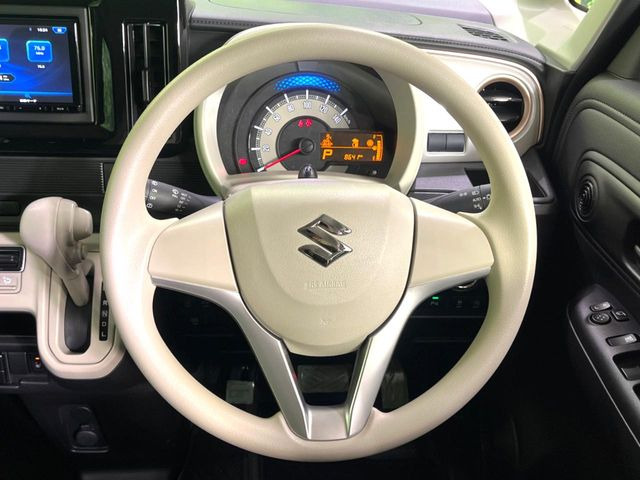 �C���e���A�ɍ��킹���f�U�C���̃X�e�A�����O�́A�^�]�������̂��Ƃ��l���A�^�]���₷���`��A�傫���ł��B�����x�A���ۂɐG���Ă��m���߂��������B