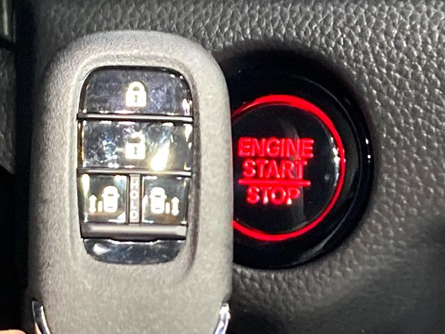 �yHonda�X�}�[�g�L�[�z�J�o����|�P�b�g�ɓ��ꂽ�܂܂ł��h�A�̎{���E�������\�ȃX�}�[�g�L�[�𑕔��B�G���W���̃I���E�I�t�����J�M�����o���K�v����������Ƃ��Ă��֗��ł���