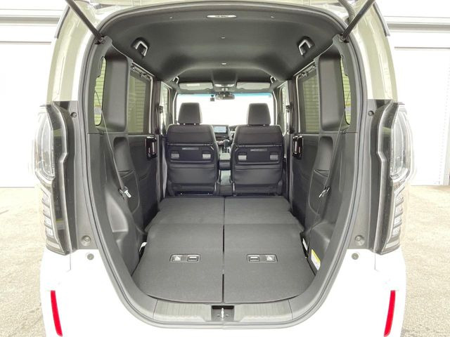 ���i�̂���������ʋ΁A���}���ɏ\���ȉ׎��X�y�[�X���m�ۂ��Ă���܂��B�Z�J���h�V�[�g��|���ƁA�傫�ȉו��̐ύڂ��\�ł���