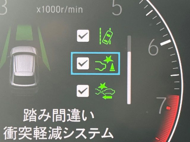 �y�z���_�Z���V���O�z���s���ɑO���̎ԗ�����F�����A�Փ˂������Ȏ��͌x��ƃu���[�L�ŏՓˉ���Ɣ�Q�y�����A�V�X�g�B�����S�Ƀh���C�u�����y���݂��������܂��B