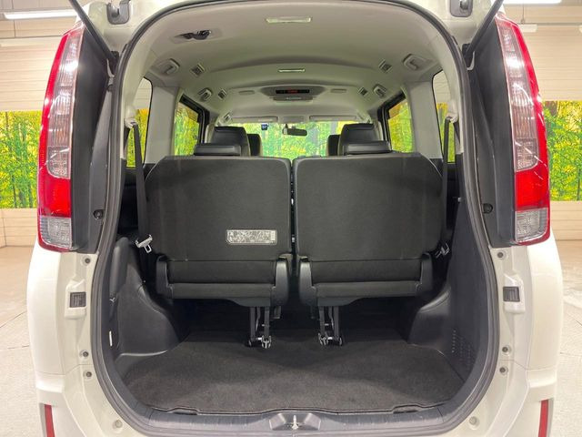 ���i�̂���������ʋ΁A���}���ɏ\���ȉ׎��X�y�[�X���m�ۂ��Ă���܂��B�Z�J���h�V�[�g��|���ƁA�傫�ȉו��̐ύڂ��\�ł���