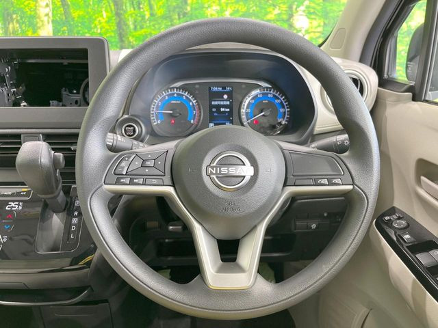 �C���e���A�ɍ��킹���f�U�C���̃X�e�A�����O�́A�^�]�������̂��Ƃ��l���A�^�]���₷���`��A�傫���ł��B�����x�A���ۂɐG���Ă��m���߂��������B