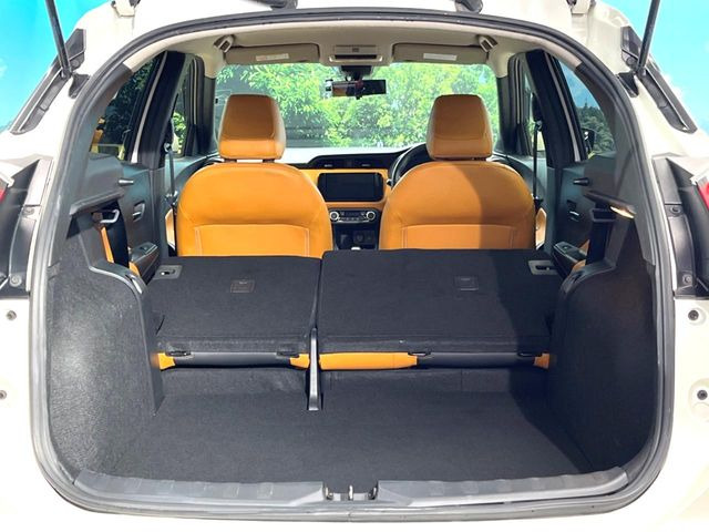 ���i�̂���������ʋ΁A���}���ɏ\���ȉ׎��X�y�[�X���m�ۂ��Ă���܂��B�Z�J���h�V�[�g��|���ƁA�傫�ȉו��̐ύڂ��\�ł���