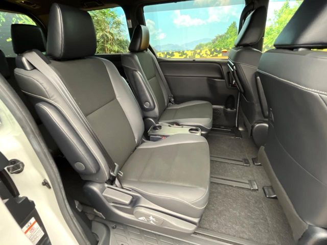 後部座席も気になるようなキズ・汚れやへたり等、大きなダメージはなく、良好な状態です。