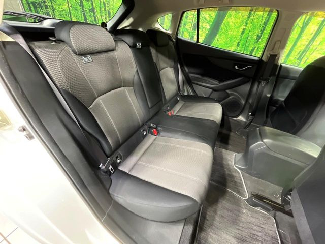 後部座席も気になるようなキズ・汚れやへたり等、大きなダメージはなく、良好な状態です。