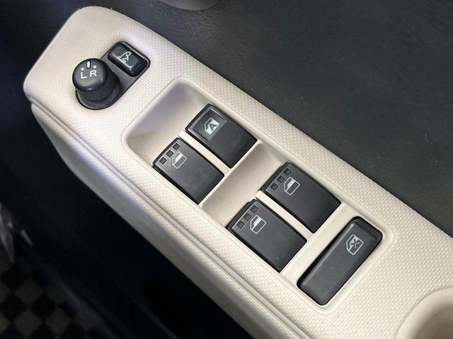 �y�d���i�[�~���[�z�T�C�h�~���[�͓d���i�[���ƂȂ��Ă���A�������ԏ�ł��L�Y�������X�N��}�����܂��B