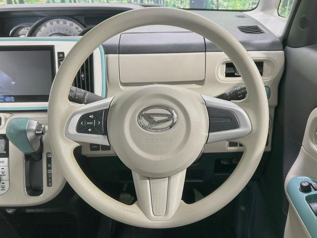 �C���e���A�ɍ��킹���f�U�C���̃X�e�A�����O�́A�^�]�������̂��Ƃ��l���A�^�]���₷���`��A�傫���ł��B�����x�A���ۂɐG���Ă��m���߂��������B