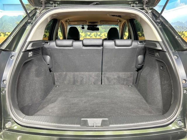 積み下ろしのしやすいデッキにはたっぷりと荷物を積み込んでいただけます。遊びから仕事まで、様々なシーンで頼れます♪