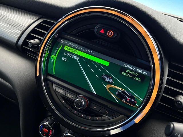 �����[���L�[�s���O�A�V�X�g:���s�Ԑ��̈�E�������Ă����@�\�B���s���ɁA�N���}���Ԑ�����O��Ă��邱�Ƃ��J���������m����ƁA�X�e�A�����O����U�������ăh���C�o�[�Ɍx�����܂��B