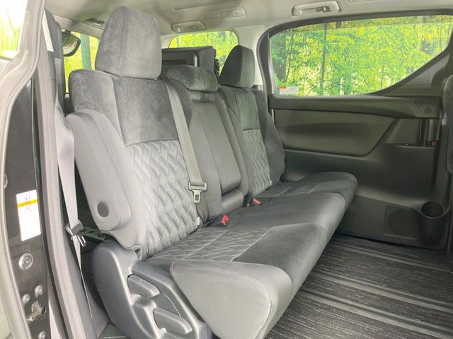後部座席も気になるようなキズ・汚れやへたり等、大きなダメージはなく、良好な状態です。
