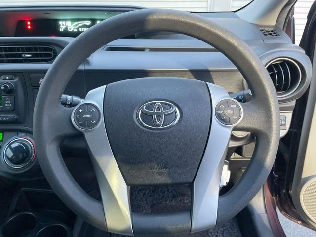 �C���e���A�ɍ��킹���f�U�C���̃X�e�A�����O�́A�^�]�������̂��Ƃ��l���A�^�]���₷���`��A�傫���ł��B�����x�A���ۂɐG���Ă��m���߂��������B