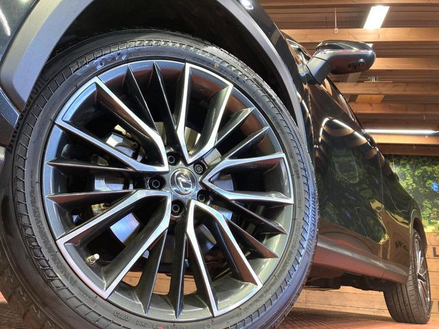【純正20インチアルミホイール】外観にマッチした純正アルミホイールを装着しております。各種社外アルミホイールや、スタッドレスタイヤも取扱いしております。是非ご相談ください♪