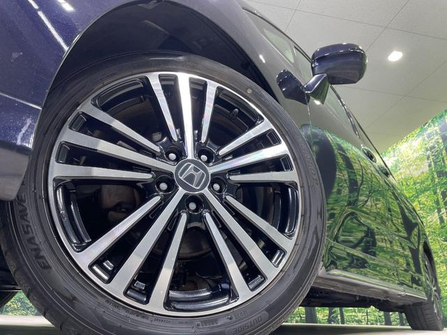 �y����18�C���`�A���~�z�C�[���z�O�ςɃ}�b�`���������A���~�z�C�[���𑕒����Ă���܂��B�e��ЊO�A���~�z�C�[����A�X�^�b�h���X�^�C�����戵�����Ă���܂��B���񂲑��k����������