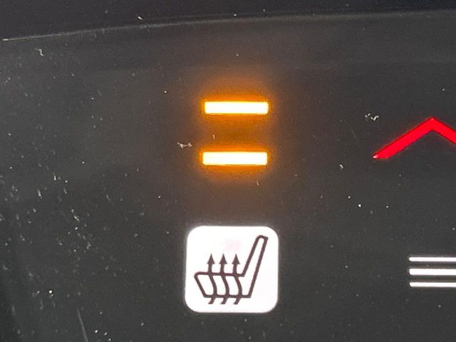 【シートヒーター】寒い日に重宝するシートヒーター!エアコンより早く温まってくれるので寒がりの人も安心ですね♪エアコンの温風は乾燥するから苦手、という方にもをおすすめです。