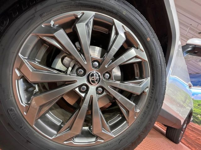 【純正18インチアルミホイール】外観にマッチした純正アルミホイールを装着しております。各種社外アルミホイールや、スタッドレスタイヤも取扱いしております。是非ご相談ください♪