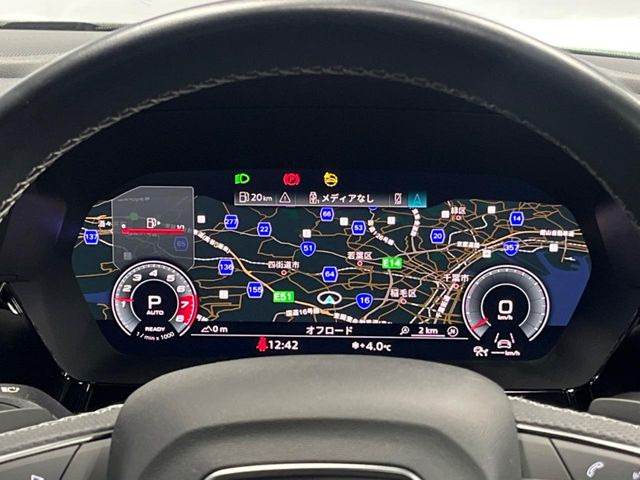 ���o�[�`�����R�b�N�s�b�g:�S�̂��t���p�l���ƂȂ��Ă����i�I�ȃ��[�^�[�p�l���B�ʏ�̃X�s�[�h���[�^�[�Ƃ��Ă̋@�\�͂������A�i�r�E�I�[�f�B�I�@�\�̊m�F�E������ł��A�^�]�ɏW�����₷���Ȃ��Ă���܂��B