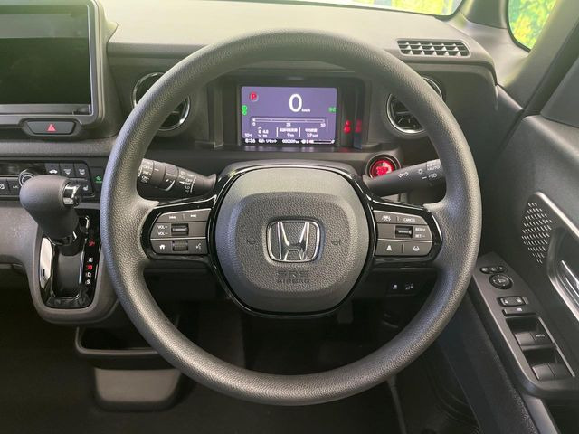 �C���e���A�ɍ��킹���f�U�C���̃X�e�A�����O�́A�^�]�������̂��Ƃ��l���A�^�]���₷���`��A�傫���ł��B�����x�A���ۂɐG���Ă��m���߂��������B