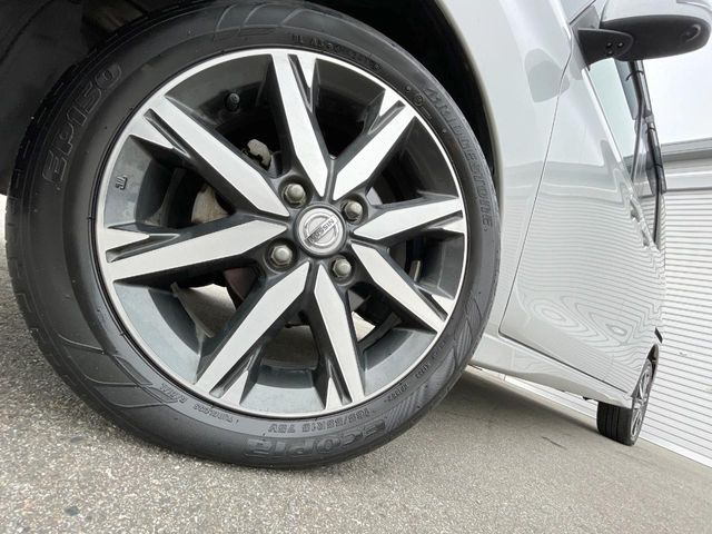 �y�����A���~15�C���`�z�C�[���z�O�ςɃ}�b�`���������A���~�z�C�[���𑕒����Ă���܂��B�e��ЊO�A���~�z�C�[����A�X�^�b�h���X�^�C�����戵�����Ă���܂��B���񂲑��k����������