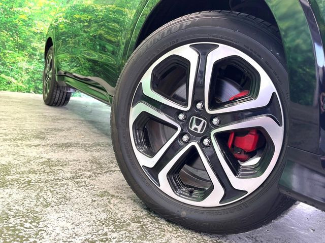 【純正オプション17インチアルミホイール】純正オプションホイールを装着。走行性能の向上に加え、外観もよりスタイリッシュになっています。