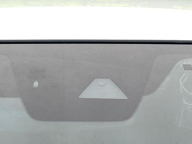 【スマートシティブレーキサポート】低速走行中に前方の車両等を認識し、衝突しそうな時は警報とブレーキで衝突回避と被害軽減をアシスト。より安全にドライブをお楽しみいただけます。