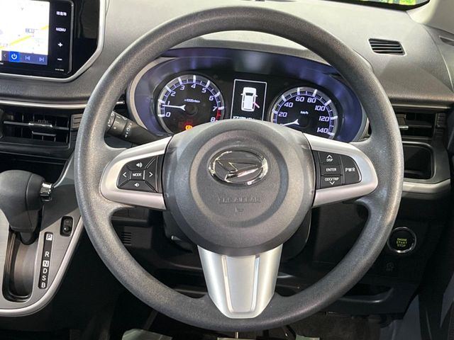 �C���e���A�ɍ��킹���f�U�C���̃X�e�A�����O�́A�^�]�������̂��Ƃ��l���A�^�]���₷���`��A�傫���ł��B�����x�A���ۂɐG���Ă��m���߂��������B