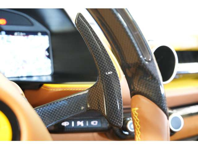 カーボンファイバーパドルシフトが走行中の操作性と高揚感を高めます。