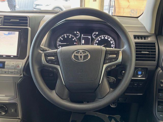 �C���e���A�ɍ��킹���f�U�C���̃X�e�A�����O�́A�^�]�������̂��Ƃ��l���A�^�]���₷���`��A�傫���ł��B�����x�A���ۂɐG���Ă��m���߂��������B