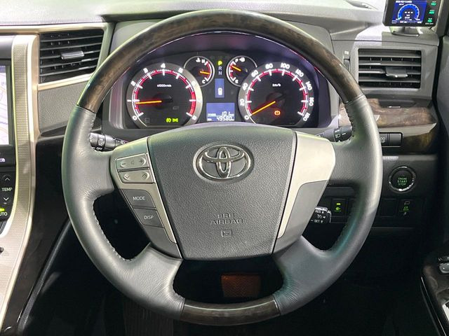 �C���e���A�ɍ��킹���f�U�C���̃X�e�A�����O�́A�^�]�������̂��Ƃ��l���A�^�]���₷���`��A�傫���ł��B�����x�A���ۂɐG���Ă��m���߂��������B