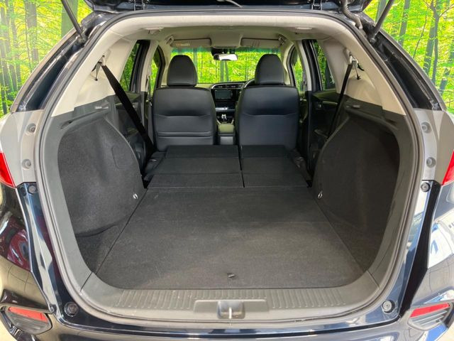 ���i�̂���������ʋ΁A���}���ɏ\���ȉ׎��X�y�[�X���m�ۂ��Ă���܂��B�Z�J���h�V�[�g��|���ƁA�傫�ȉו��̐ύڂ��\�ł���