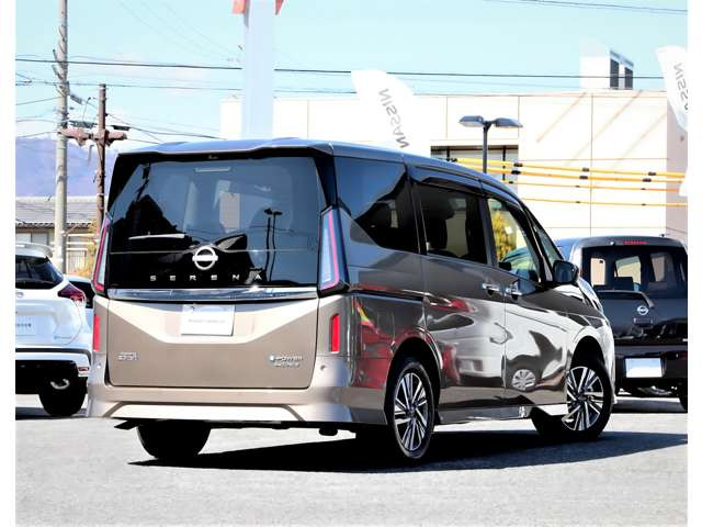 セレナ1.4 e-4ORCE ハイウェイスターV 4WD