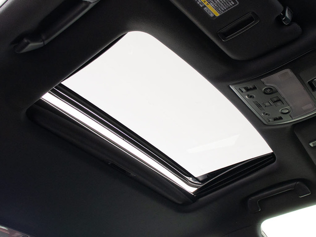 人気装備のサンルーフが付いています!上下チルトに前後スライド機能が付いていますので、様々なドライブシーンで活躍してくれます!!開放感ある車内空間は気持ちがいいですよ!是非体感してみて下さい!