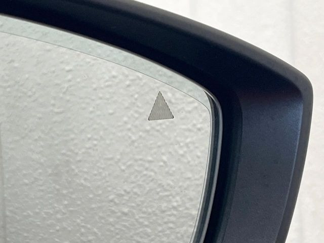 【ブラインドスポットモニタリング】走行中、ドアミラーの死角になりやすい箇所に後続車が接近するとサイドミラー付近に警告を表示、ドライバーに注意喚起をしてくれます。