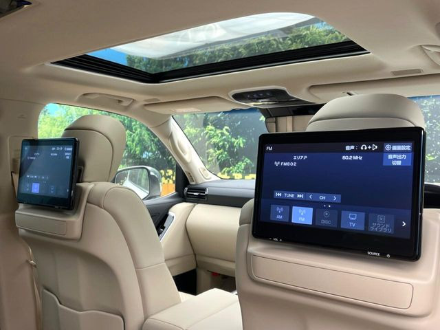 【リアシートエンターテインメントシステム】後ろの席専用のモニターが付いていて、テレビや動画などを後席で楽しめる装備です。長距離移動でも快適に過ごせます。