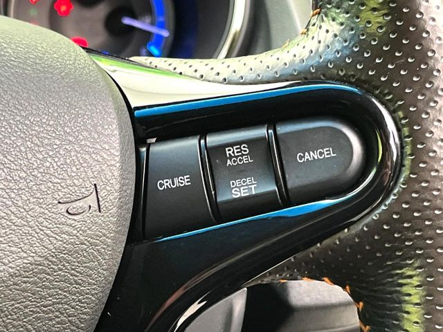 �y�N���[�Y�R���g���[���z�������H�����N���N���s�B�A�N�Z���𗣂��Ă���葬�x�ő��s���ł��A�������^�]���̕��S���y��!�����E�������ȒP�ȃX�C�b�`����Œ����ł��܂��B