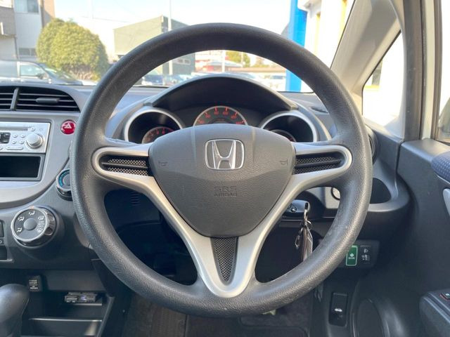 インテリアに合わせたデザインのステアリングは、運転される方のことも考え、運転しやすい形状、大きさです。是非一度、実際に触ってお確かめください。