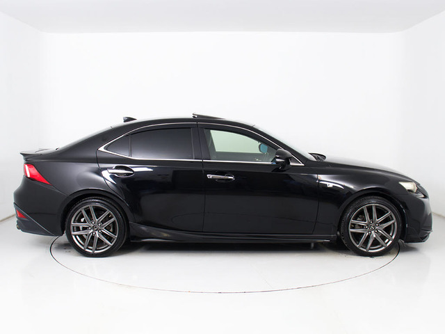 ★TRDフルエアロ装着車!純正のボディーラインを残しながらもスポーティーな印象を与えてくれます!