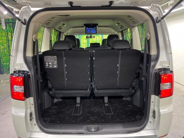 ���i�̂���������ʋ΁A���}���ɏ\���ȉ׎��X�y�[�X���m�ۂ��Ă���܂��B�Z�J���h�V�[�g��|���ƁA�傫�ȉו��̐ύڂ��\�ł���