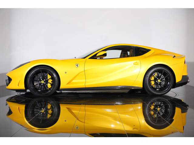 開放感と非日常を感じさせてくれる1台。走行中も停車中も目を引くこと間 違いなしです。