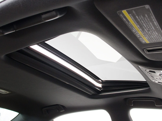 人気装備のサンルーフが付いています!上下チルトに前後スライド機能が付いていますので、様々なドライブシーンで活躍してくれます!!開放感ある車内空間は気持ちがいいですよ!是非体感してみて下さい!