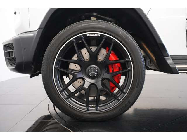�����ɂ�20�C���`AMG10�X�|�[�N�A���~�z�C�[���𑕒��B�X��AMG���b�h�u���[�L�L�����p�[���t�����g�A���A���ɑ�������X�|�[�c�������o���܂��B