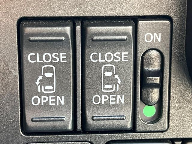 【両側パワースライドドア】スマートキーや運転席のスイッチで後席両側スライドドアの開閉が可能♪電動だから力を入れてドアを開ける必要が無く、小さなお子様でも簡単に開け閉めでき快適です♪