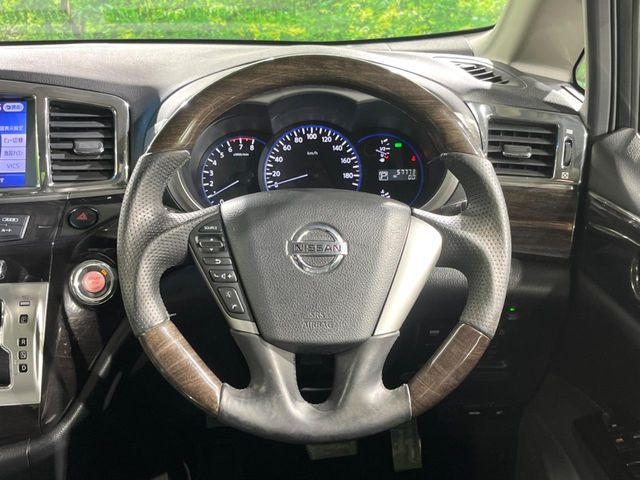 �C���e���A�ɍ��킹���f�U�C���̃X�e�A�����O�́A�^�]�������̂��Ƃ��l���A�^�]���₷���`��A�傫���ł��B�����x�A���ۂɐG���Ă��m���߂��������B