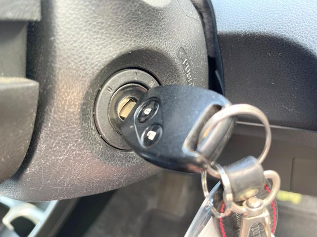 【キーレス】少し離れた場所からでもボタン一つでドアの開錠・施錠ができるのでとっても便利!ドアの鍵穴周りに傷をつけることもありません♪