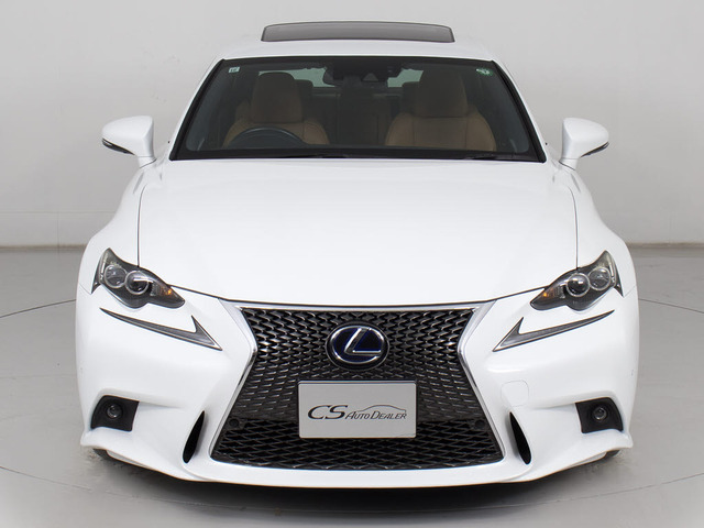 禁煙車です!室内は嫌なニオイも無く、すごく綺麗な状態です!禁煙車・・特にセダンタイプのお車では少ないですよね!!タバコのニオイが苦手なお客様必見です!快適にご乗車頂けます!!