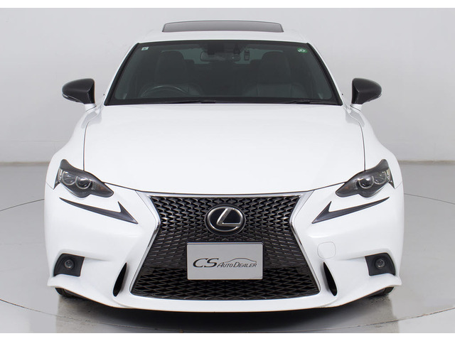 禁煙車です!室内は嫌なニオイも無く、すごく綺麗な状態です!禁煙車・・特にセダンタイプのお車では少ないですよね!!タバコのニオイが苦手なお客様必見です!快適にご乗車頂けます!!