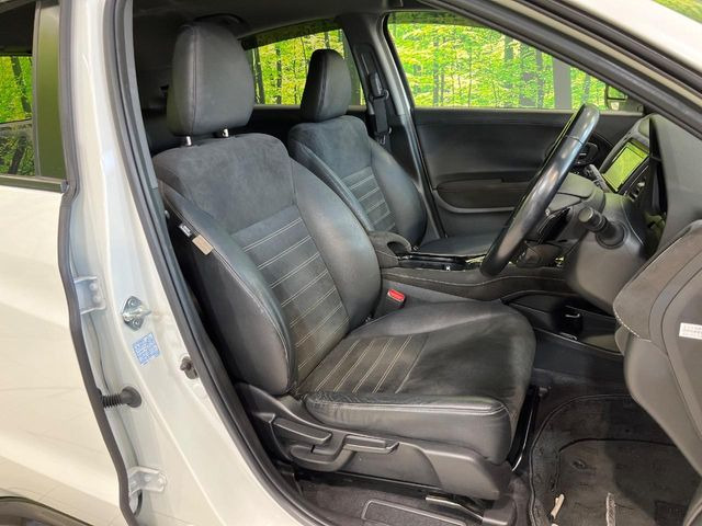 【ハーフレザーシート】高級感と座り心地を両立した人気のシート♪背面・座面のファブリック素材は、通気性の良さや滑りにくさに優れています。気温や服装に左右されず快適にお乗りいただけます。