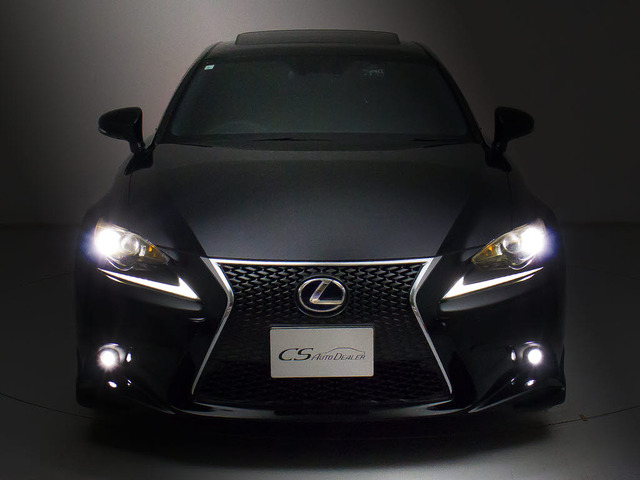 フロントビューの存在感をご覧ください!!ヘッドライトは視界良好のライト、さらにフォグライト搭載。デザイン性も高いのが特権です。